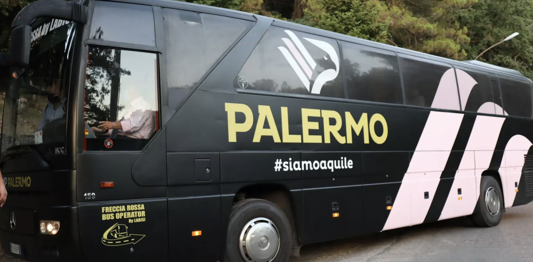 Pullman del Palermo preso a sassate vicino gli imbarchi a Messina