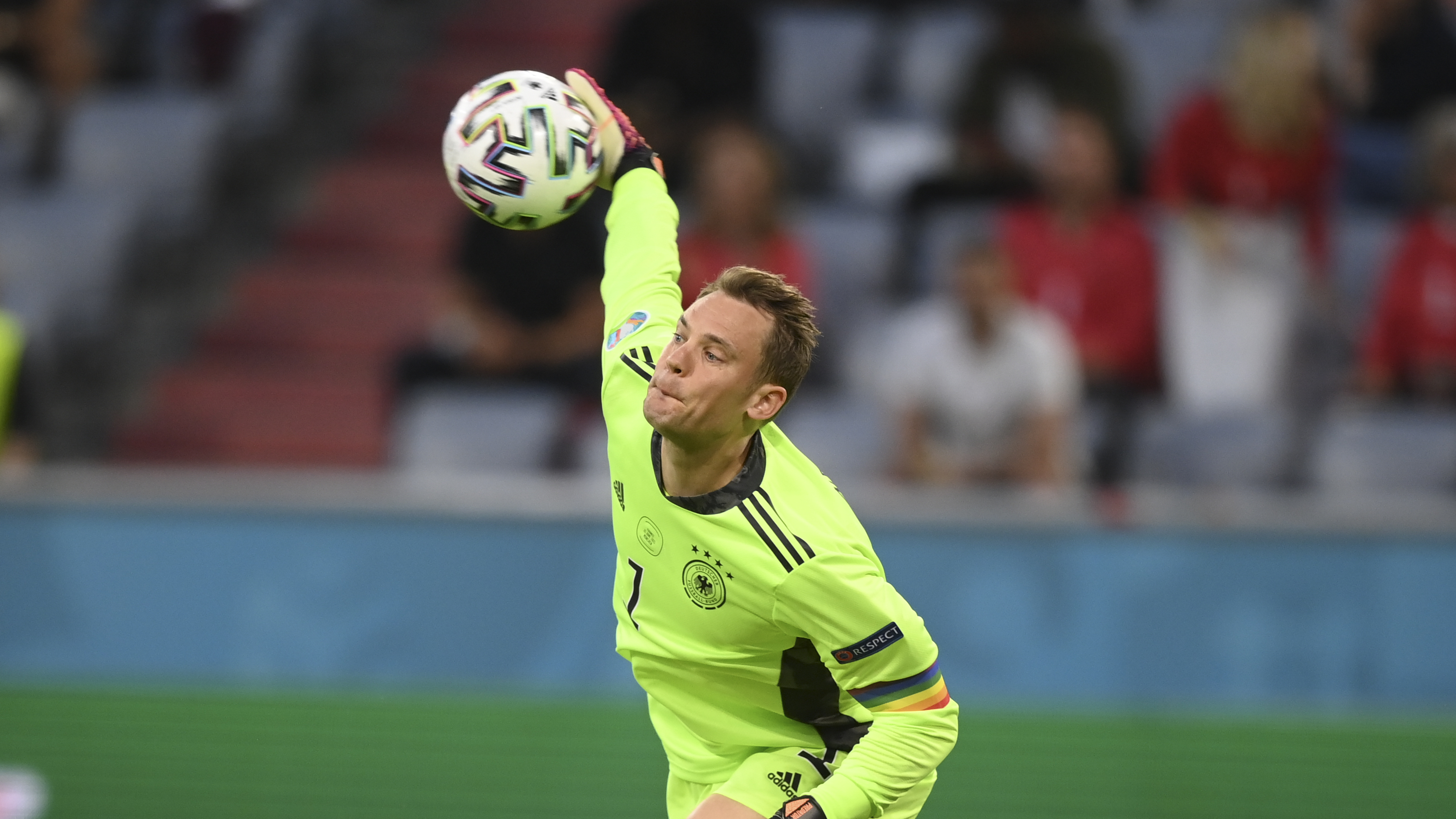 Euro2020: Neuer con fascia arcobaleno, Germania contro l’omofobia