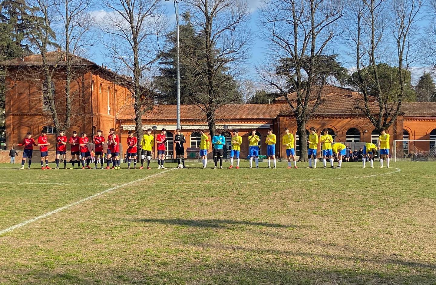 Emilia Romagna, II Categoria: muore guardalinee sotto gli occhi del figlio