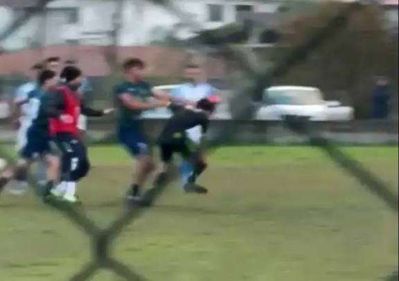 Giovane arbitro 17enne preso a pugni in Calabria: la follia del calcio dilettantistico