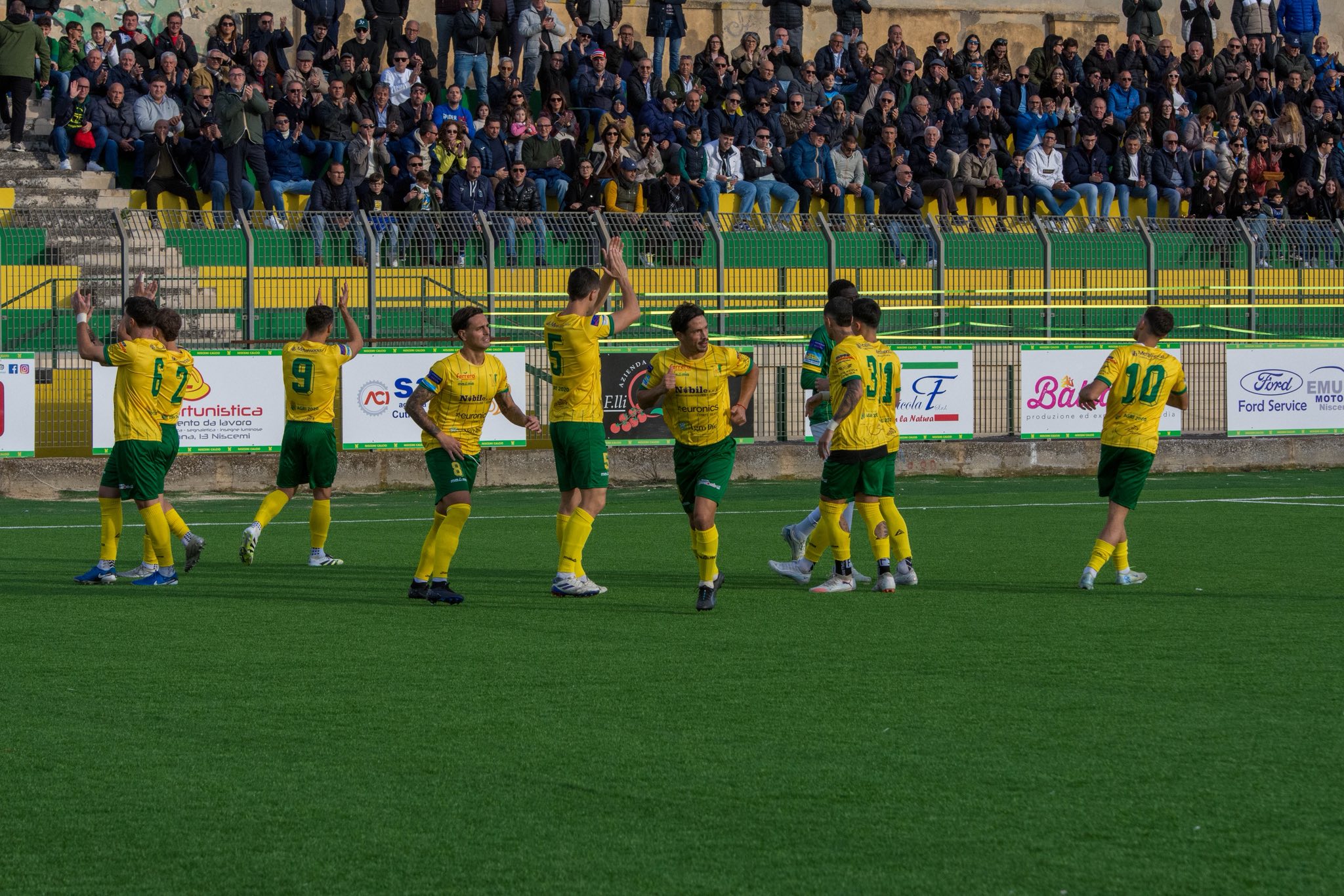 Storia, gol e dedizione: il Niscemi Calcio dice grazie ad Amaya e Urruty